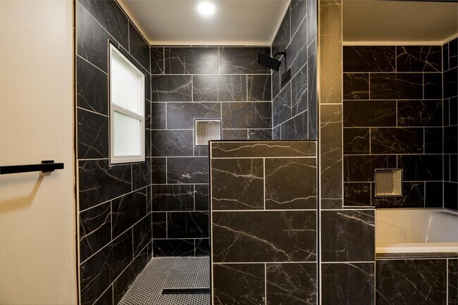 Building Photo - 6389 N Commercial Ave