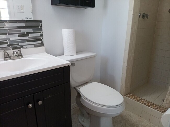 Building Photo - 3 Bedroom, 2-Bathroom in the NE Heights, C...