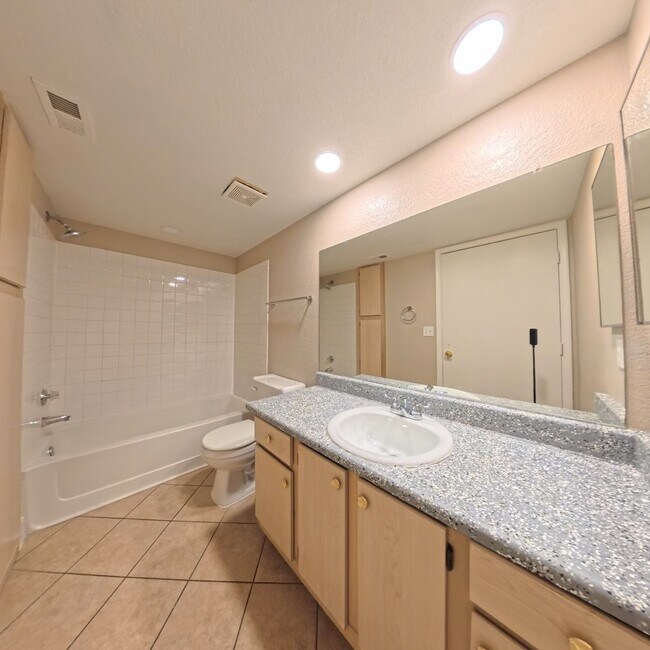 Building Photo - BEAUTIFULLY UPDATED 2 BED 2 BATH CONDO IN ...