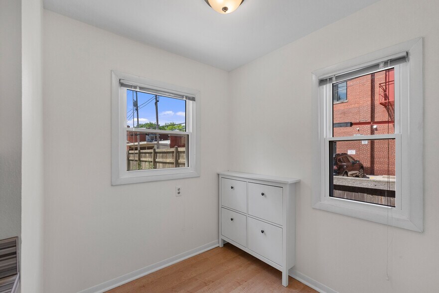 Building Photo - 5577 N Kent Ave