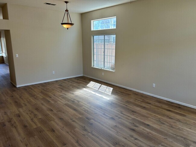 Building Photo - 580 Creekwood Ct
