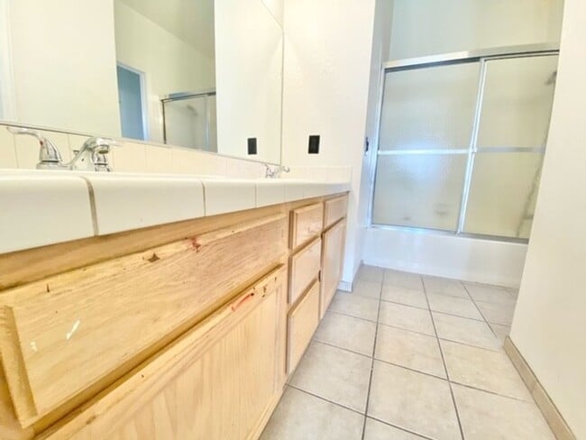 Building Photo - SPECTACULAR 2 STORY HOME 3 BEDROOM 2.5 BAT...