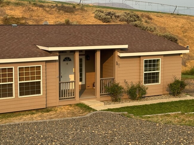 Building Photo - 4 Bed 3 Bath Home with Expansive Country V...