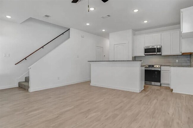 Building Photo - 1221 Bells Dr