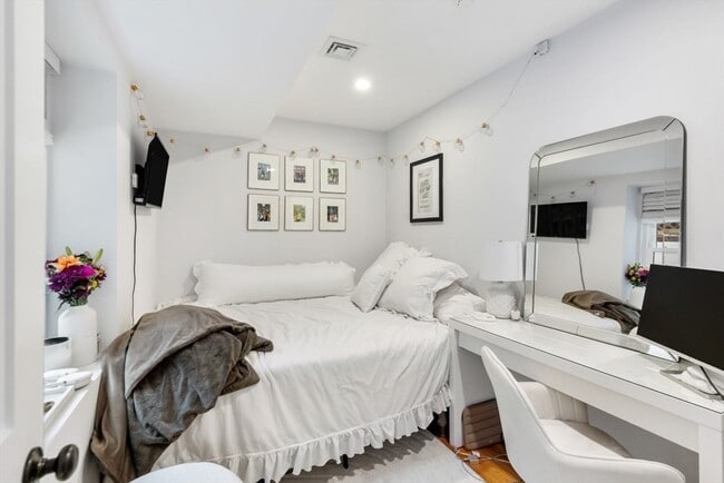 Building Photo - 277 W 5th St