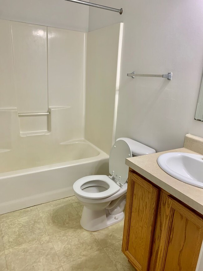Building Photo - 3 Bedroom Townhouse