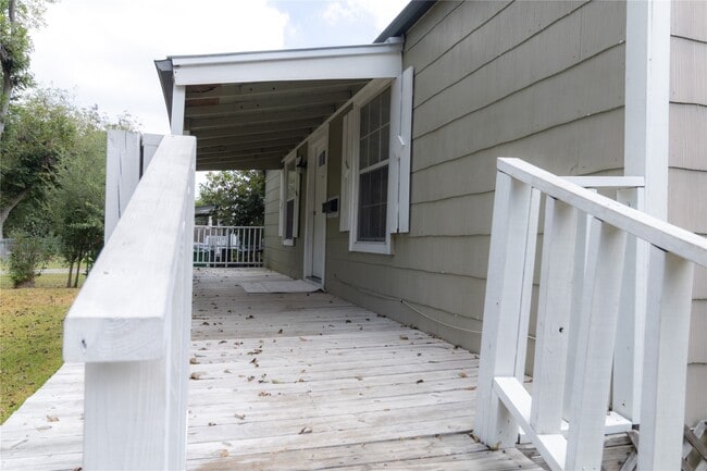 Building Photo - 6714 Dillon St