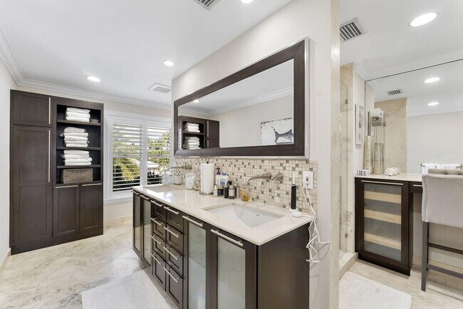 Building Photo - 910 Jasmine Dr