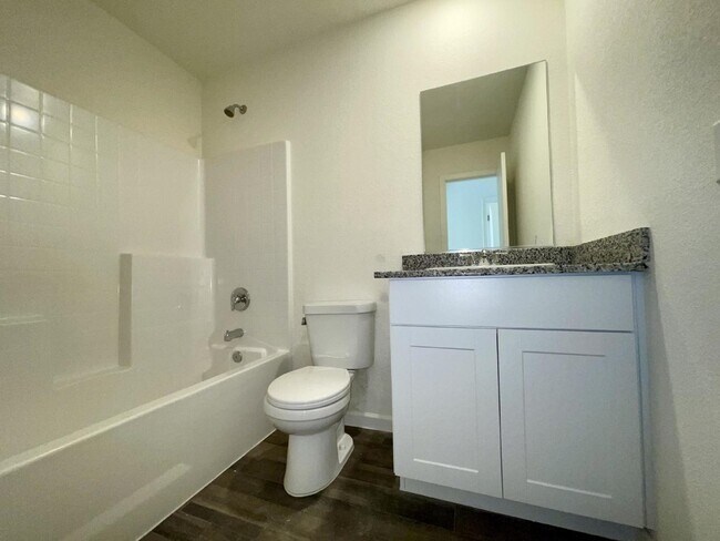 Building Photo - BHCRENT.COM 3 bed 2 bath 2 car garage, gat...
