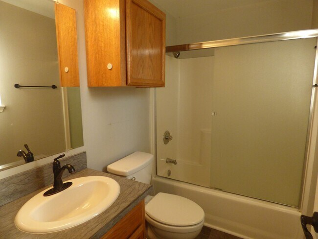 Building Photo - Rent Special: FREE First Full Month's Rent - 3 bed 2 Bath - Single Level home