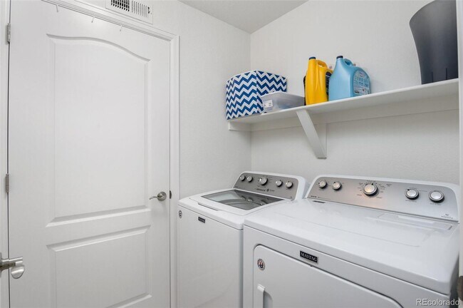 Building Photo - Like new gorgeous ground level Condo with Detached Garage and open floor plan.