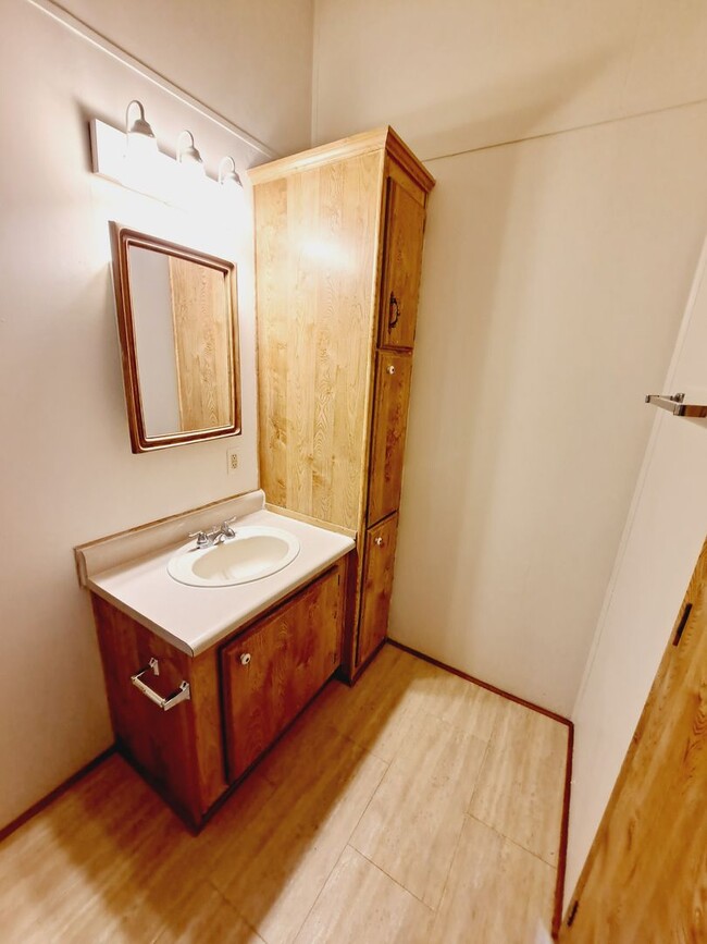 Building Photo - 2 Bedroom 2 Bathroom Trailer w/ Outdoor Sh...