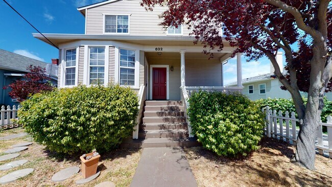 Primary Photo - Large updated 2 bedroom, walk to Downtown,...