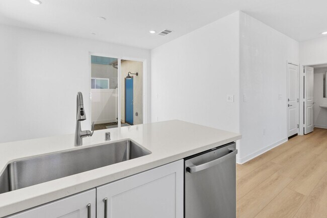 Building Photo - Modern Comfort & Style in Prime Ontario Location