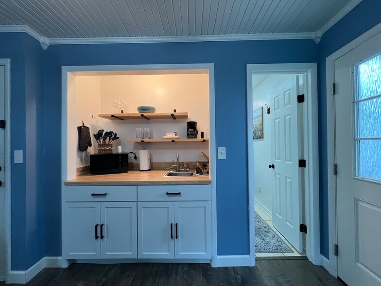 Fully stocked kitchenette makes cooking meals easy. - 908 Lake Rd