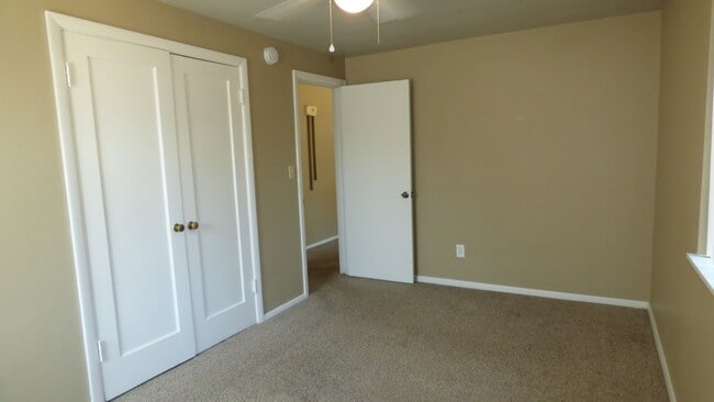 Building Photo - 2 bedroom 1 bathroom Home