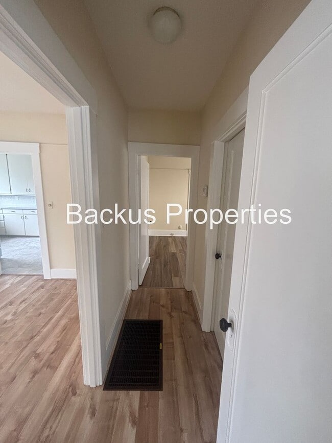 Building Photo - Three bedroom cottage less tha two blocks ...