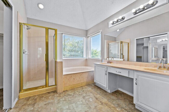 Building Photo - 2715 Woodlark Dr