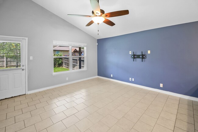 Building Photo - 4 Bedroom/2.5 Bath Tausch Farm Subdivision