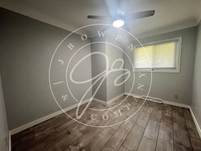 Building Photo - "Charming 4-Bedroom Washington Local Gem w...