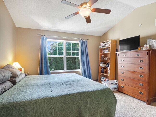 Building Photo - 3 Bedroom End Unit Townhome Available Sept...