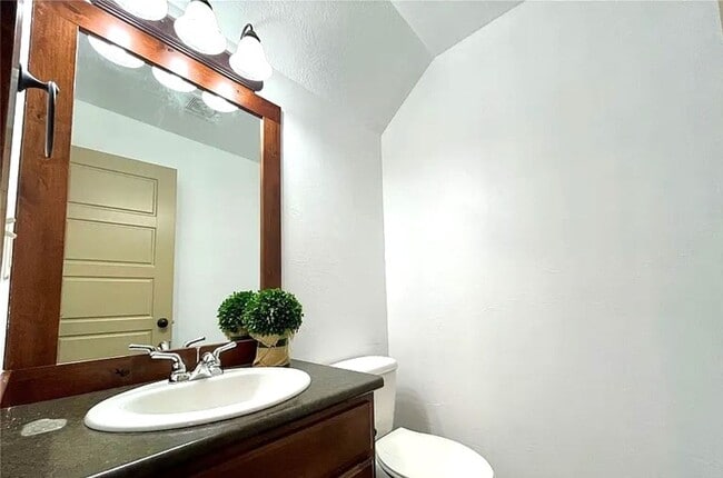 Building Photo - Beautiful 3 bedroom 2 1/2 bath townhouse in 4 Corners! Fenced backyard!