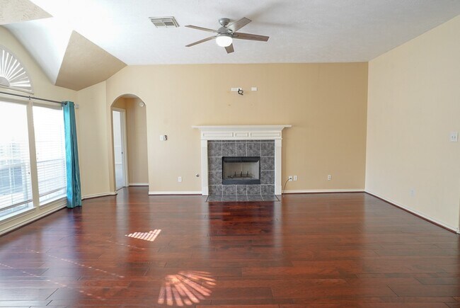 Building Photo - 6006 Country Ridge Dr