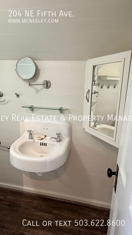 Building Photo - 204 NE Fifth Ave.-