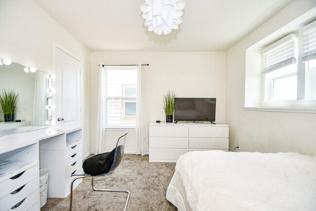 Building Photo - 5343 Castle Discordia St