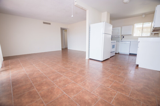 Building Photo - Step into this spacious 2-bedroom, 1-bath ...