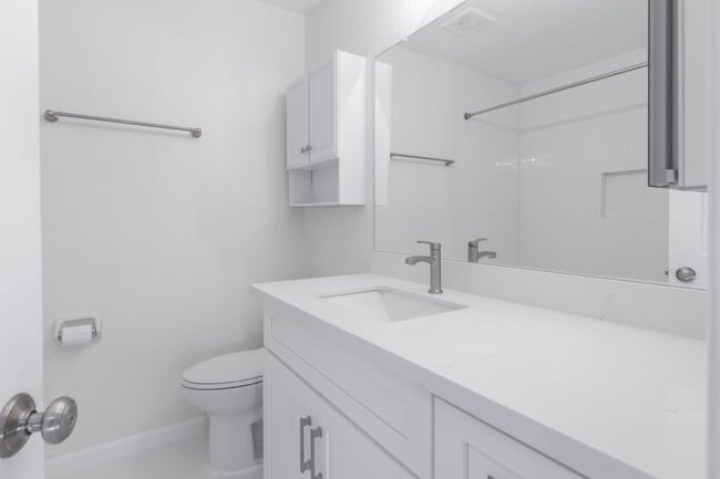 Building Photo - 1007 Cedar St