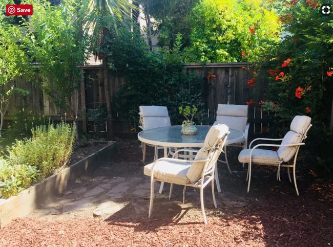 Back garden seating area. - 15 G St