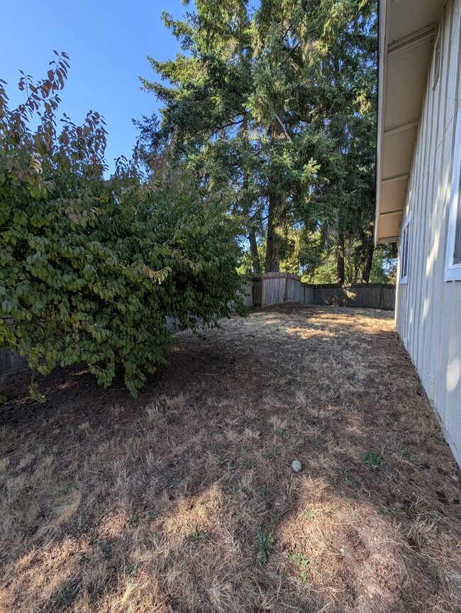 Building Photo - Well Maintained PO 3 Bedroom, HUGE FENCED ...