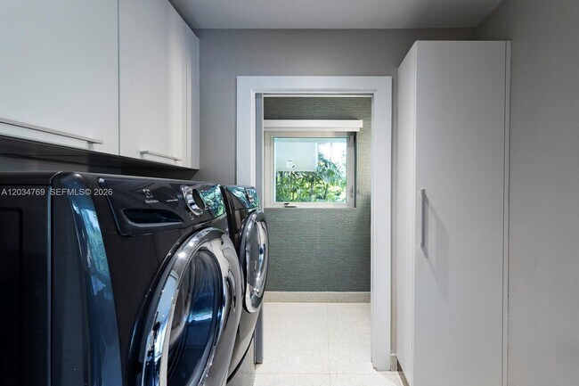 Building Photo - 5780 Las Palmas Dr