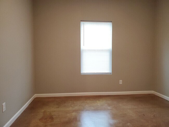 Building Photo - 2 Bedroom, 1 Bath Apartment