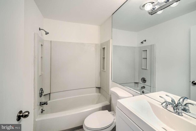 Building Photo - 1302 Maresfield