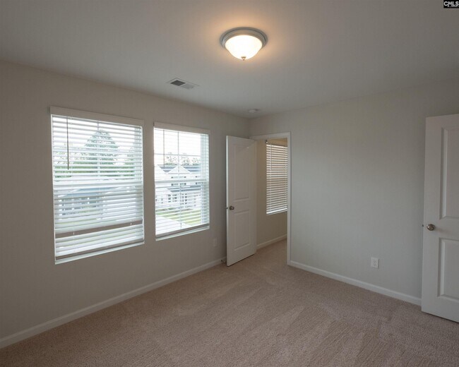 Building Photo - 1042 Begonia Dr