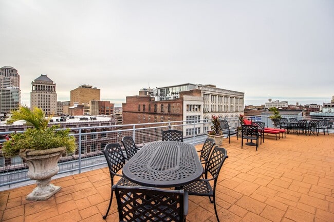 Building Photo - Gorgeous Loft