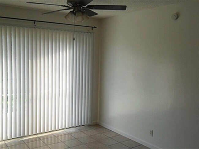 Building Photo - Furnished 3 bedroom 2 bathroom