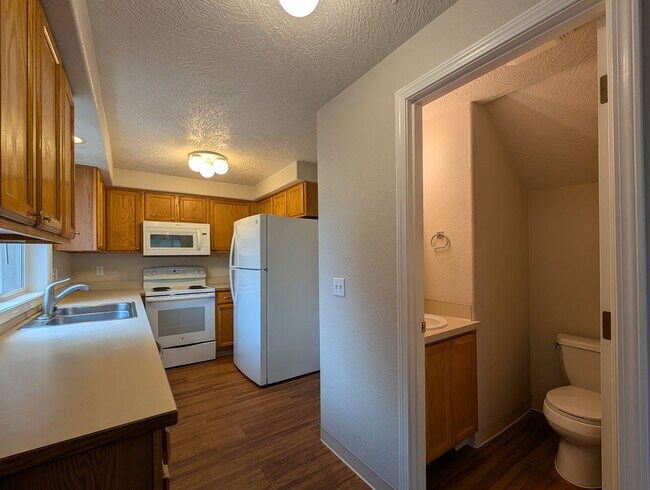 Building Photo - 3-Bedroom, 2.5-Bath Home Close To River Road In Eugene!