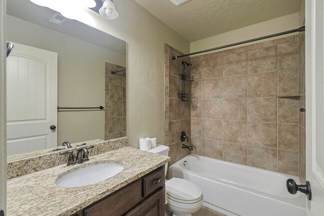 Building Photo - Beautiful Orem Townhome