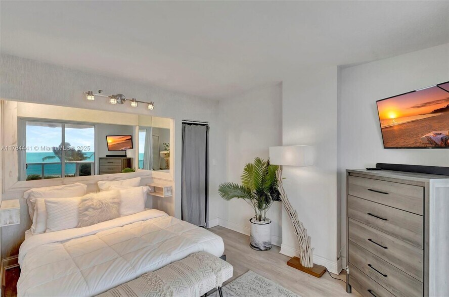 Building Photo - 2401 Collins Ave