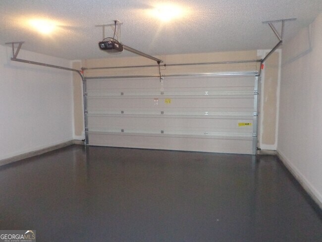 Building Photo - 2 Mill Ridge Pl
