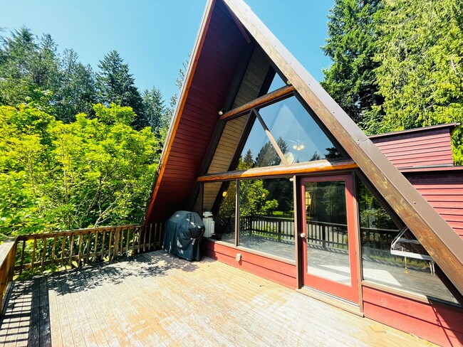 Building Photo - Wonderfully Eclectic Bainbridge Home, Perfect for Nature Lovers!