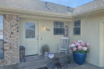 Building Photo - 304 E 6th St