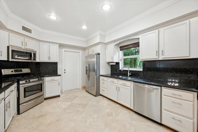 Building Photo - 632 N Lakeside Dr