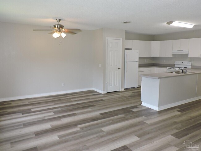 Building Photo - 5525 Woodsman Ct