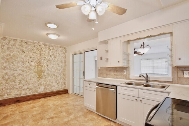 Building Photo - Beautiful 3/2 Spacious Pool Home with a Fe...