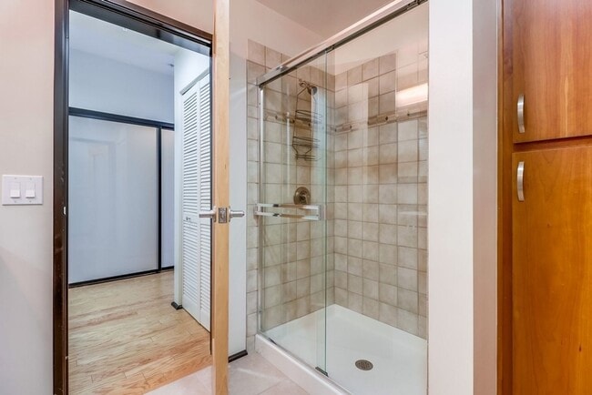 Building Photo - 2 bedroom downtown, 2 bath and 2 parking s...