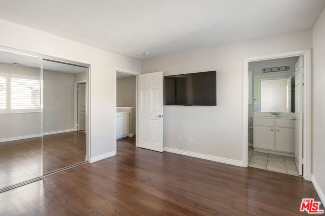 Building Photo - 6840 De Celis Pl